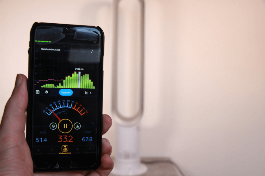 Уровень шума башенного вентилятора Dyson Cool AM07 измеряется на смартфоне во время работы.